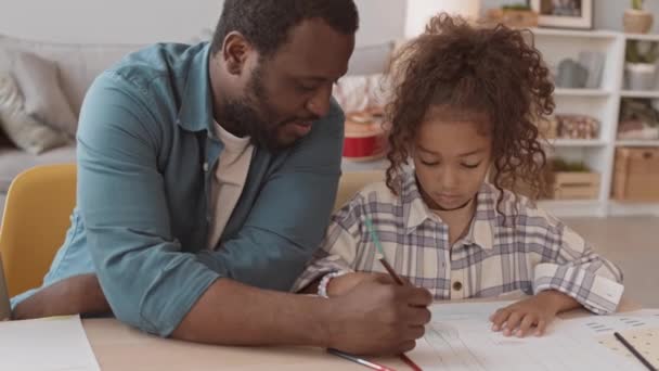 Rastreamento Cintura Lenta Tiro Homem Afro Americano Sentado Mesa Entre — Vídeo de Stock