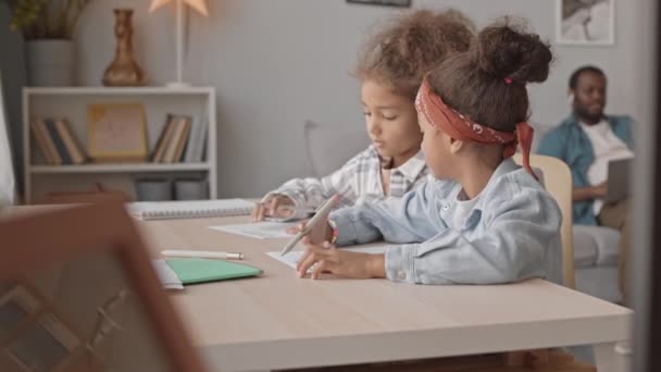 Slowmo Πλάνα Των Δύο Μικρών Κοριτσιών Που Κάνουν Μαθηματικά Δοκιμές — Αρχείο Βίντεο