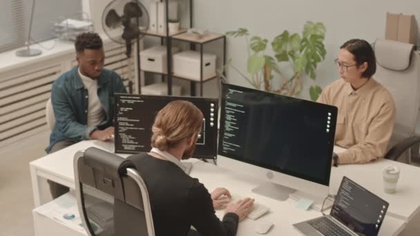 Arriba Toma Lenta Diversos Programadores Masculinos Trabajando Codificación Programas Sentados — Vídeo de stock