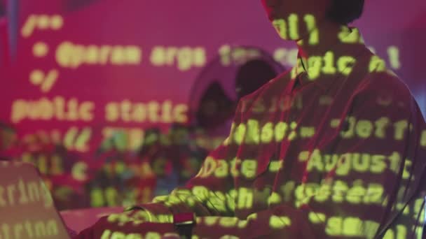 Genç Asyalı Programcının Karanlık Ofiste Bilgisayarında Daktilo Yazarken Programlama Kodu — Stok video