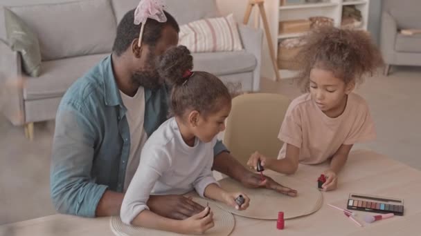 Média Lenta Tiro Duas Meninas Afro Americanas Engraçadas Pintando Seus — Vídeo de Stock