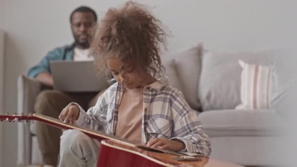 Cintura Para Cima Slow Shot Menina Bonita Anos Idade Tocando — Vídeo de Stock