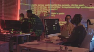 Çeşitli programcı takımlarının yavaş çekimleri, ofis içi programlama programlama projeksiyonu ile gece birlikte çalışırlar.