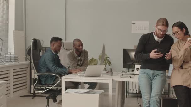 Modern Programcılar Ofisinde Sohbet Eden Bilişim Uzmanlarından Oluşan Çeşitli Erkek — Stok video