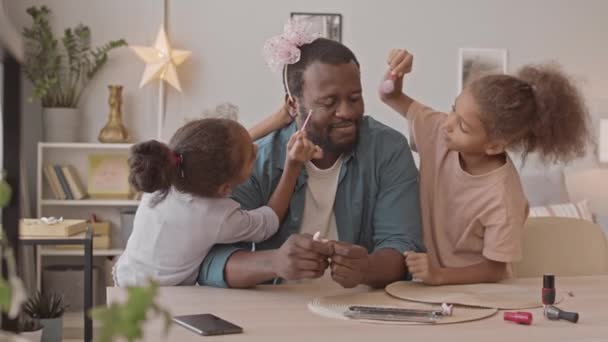 Medium Slow Shot Van Afro Amerikaanse Man Zitten Aan Tafel — Stockvideo