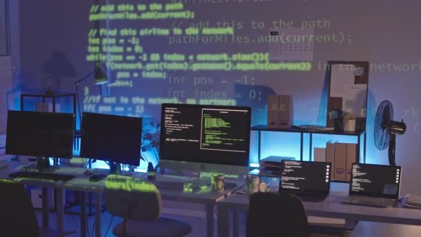 Záběr Prázdné Programátorské Kanceláře Noci Běžícími Zelenými Programovacími Čarami Projektoru — Stock video