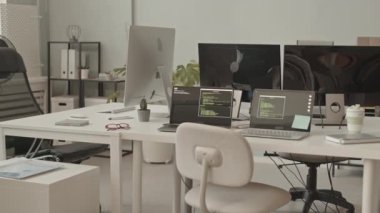 Bilgisayar ekranlarında çalışan program kodlarıyla modern programcıların ofis içi çekimleri yok.