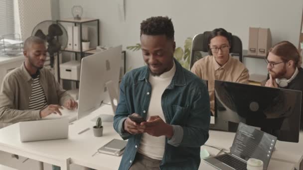 Közepes Lassítású Felvétel Fiatal Afro Amerikai Programozó Sms Ezés Okostelefonon — Stock videók