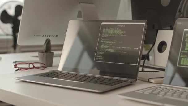 Close Dois Laptops Com Códigos Programa Execução Telas Escritório Programadores — Vídeo de Stock