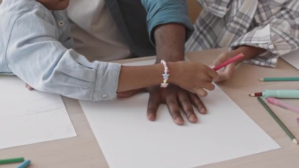 Medium Close Two Little Girls Circling Palm Dad Piece Paper — Stock Video