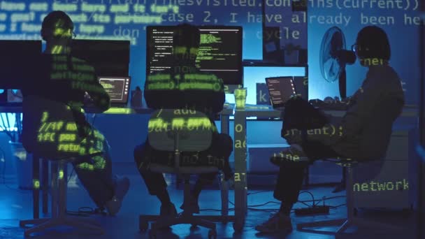 Foto Retrovisor Três Programadores Trabalhando Computadores Escritório Moderno Noite Executando — Vídeo de Stock