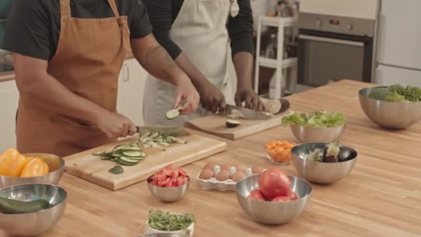 Naklápění Mladých Afroameričanek Kuchařů Zástěrách Stojící Kuchyňském Ostrově Krájení Čerstvých — Stock video
