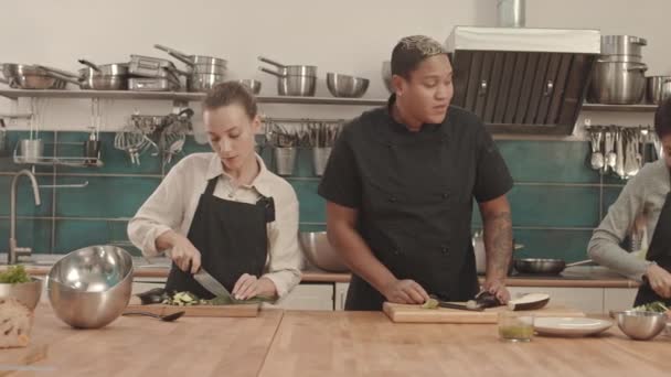 Derecho Seguimiento Chef Pelo Corto Tres Estudiantes Culinarios Diversos Que — Vídeo de stock