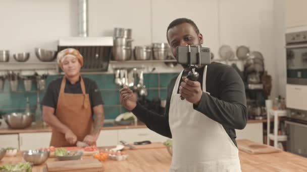 Meio Chef Masculino Afro Americano Positivo Vestindo Avental Segurando Smartphone — Vídeo de Stock