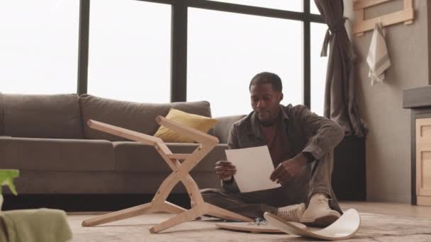 Genç Afro Amerikan Bir Adamın Oturma Odasında Ahşap Sandalyeyi Monte — Stok video