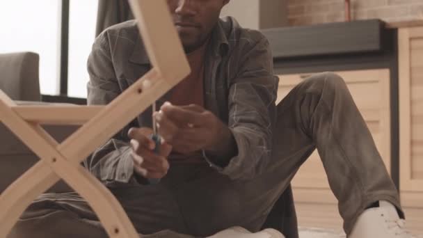 Modern Apartmanda Yerde Oturan Tahtadan Sandalyeyi Monte Ederken Afro Amerikan — Stok video