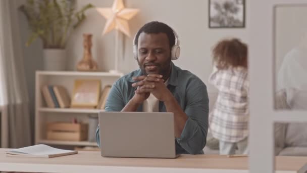 Mediana Toma Hombre Negocios Afroamericano Videoconferencia Línea Ordenador Portátil Mientras — Vídeo de stock