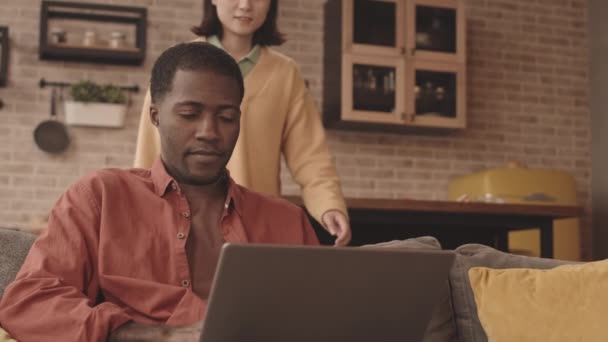 Cintura Slow Tiro Jovem Afro Americano Surfar Internet Laptop Sentado — Vídeo de Stock