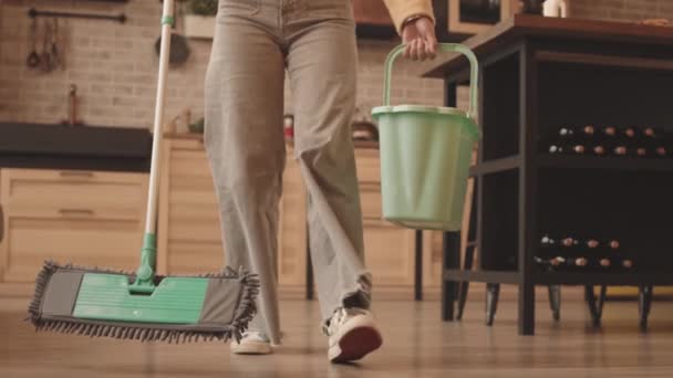 現代のアパートでモップ付きのカジュアルウェア洗濯床の認識できない女性の低角度ショット — ストック動画