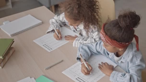 Arriba Toma Lenta Dos Niñas Afroamericanas Haciendo Exámenes Matemáticas Sentadas — Vídeos de Stock