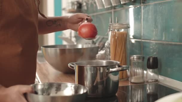 Låg Vinkel Beskuren Kvinna Bär Förkläde Göra Nedskärningar Tomatskal Och — Stockvideo