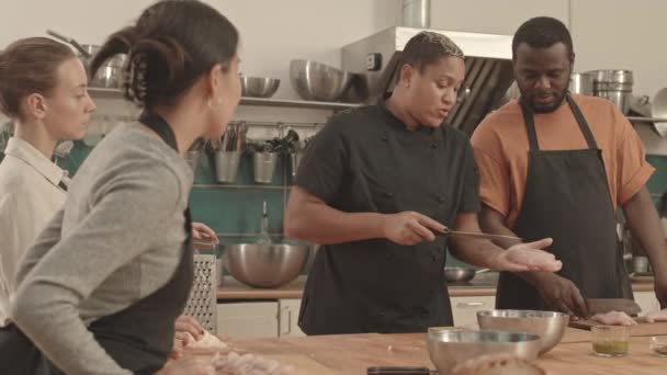 Inclinando Chef Afro Americano Feminino Segurando Filé Frango Cru Com — Vídeo de Stock