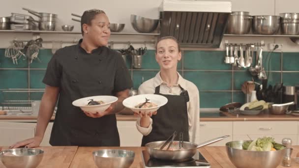 Pov Médio Chef Afro Americano Jovem Estudante Culinária Caucasiana Mesa — Vídeo de Stock