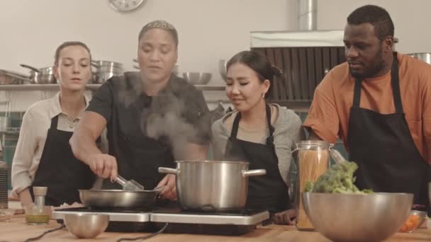 Médium Jovens Multiétnicos Estudantes Culinária Feminina Masculina Junto Fogão Cozinha — Vídeo de Stock