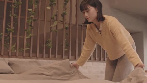Словесный Снимок Молодой Азиатки Укладывающей Мягкое Одеяло Время Постели Современной — стоковое видео