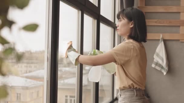 Plan Ralentissement Moyen Jeune Femme Asiatique Tenue Décontractée Gants Caoutchouc — Video