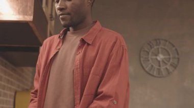 Genç Afro-Amerikan bir adamın mutfakta taze sebze keserken ki yavaş çekimini indirin.