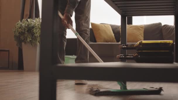 在家里用拖把在抽屉里洗地板的不认识的非裔美国人的低部分慢镜头 — 图库视频影像