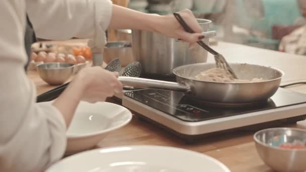 Baixo Ângulo Chef Irreconhecível Misturando Espaguete Com Molho Frango Panela — Vídeo de Stock