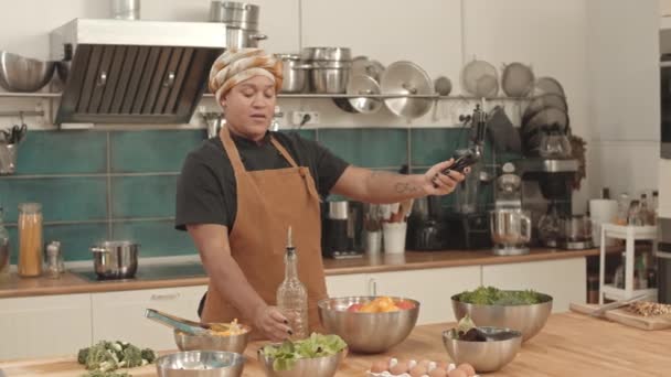 Médium Jovem Afro Americana Vestindo Turbante Avental Mesa Cozinha Profissional — Vídeo de Stock