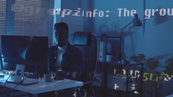 Medium Shot Van Jonge Afro Amerikaanse Programmeur Die Nachts Aan — Stockvideo
