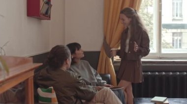 Kafkasyalı bir üniversite öğrencisinin boş zamanlarında kampüste birlikte kalan çeşitli sınıf arkadaşlarıyla konuştuğu orta derece yavaş bir fotoğraf.