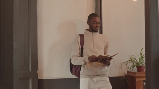Medellångsam Bild Ung Afro Amerikansk Universitetsstudent Casualwear Stående Vid Vägg — Stockvideo