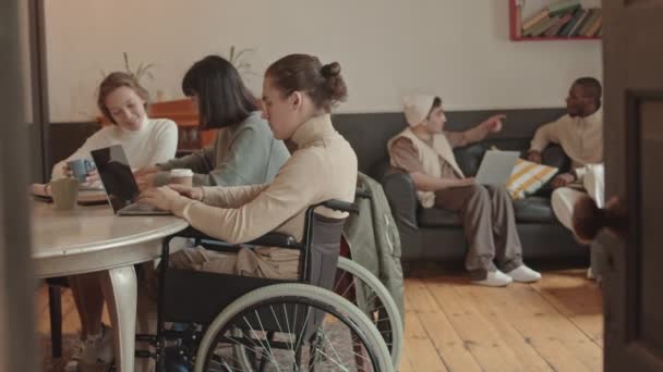 Langsame Aufnahme Eines Männlichen Universitätsstudenten Rollstuhl Mit Kommilitonen Die Gemeinsam — Stockvideo