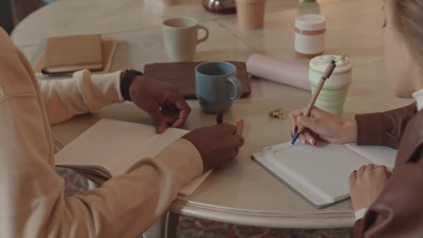 Handhållen Medium Närbild Med Slowmo Multietniskt Par Universitetsstudenter Anteckna Copybooks — Stockvideo