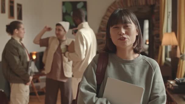 Aufgeweckte Langsamaufnahme Einer Fröhlichen Asiatischen Studentin Mit Textbüchern Den Händen — Stockvideo