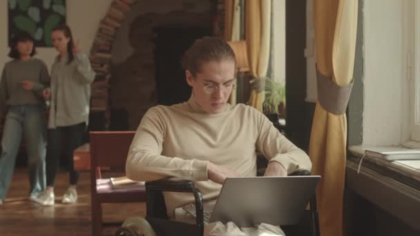 Handheld Medium Slowmo Shot Caucasian Male Student Disability Studying Laptop — Stock Video