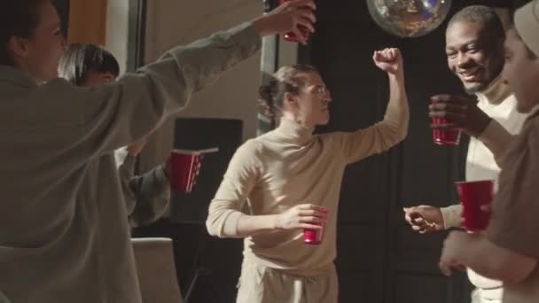 Medium Slow Shot Van Vrolijke Diverse Groep Universiteitsstudenten Met Drankjes — Stockvideo