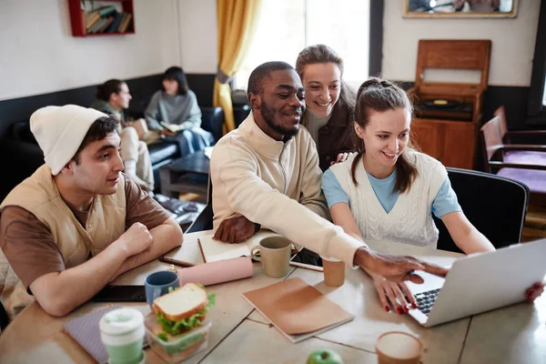 Estudantes usando laptop na mesa — Fotografia de Stock