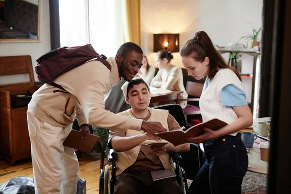 Studenții care studiază în bibliotecă — Fotografie, imagine de stoc