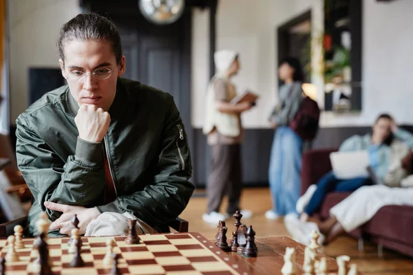 Homem jogando xadrez no lazer — Fotografia de Stock