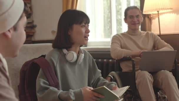 Pasie Górę Powoli Student Uniwersytetu Wózku Inwalidzkim Uśmiecha Się Słuchając — Wideo stockowe