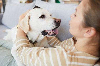 Genç Kadın Kanepede Köpekle Kucaklaşıyor