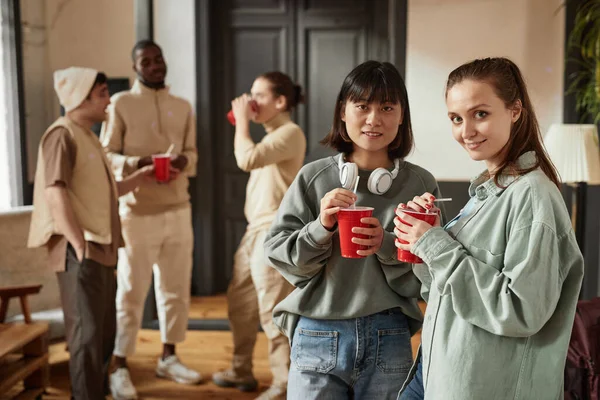 Tonårstjejer med dryck på fest — Stockfoto