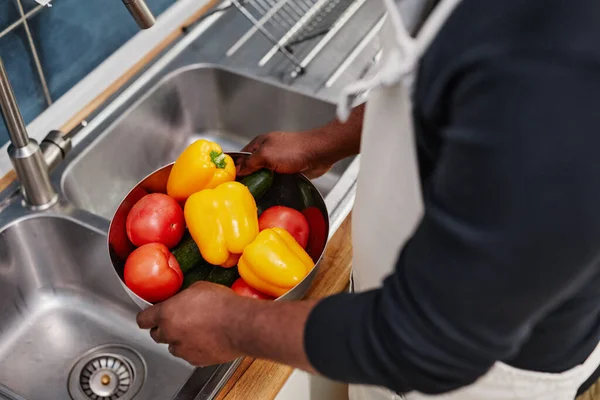 Uomo lavaggio verdure fresche — Foto Stock