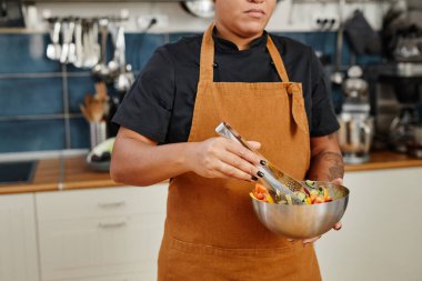 Şef Salata Pişiriyor